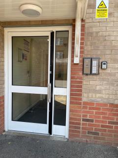 Relax steps from heathrow Terminal 4 ,Entire 2 Bed Room appartment - Stanwell - 8
