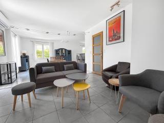 Maison spacieuse, piscine parking privé & jardin - 4