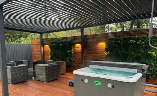 Luxury Retreat with Private Hot Tub - Cawston - 9
