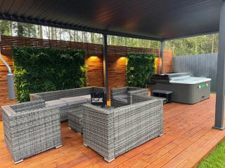 Luxury Retreat with Private Hot Tub - Cawston - 6