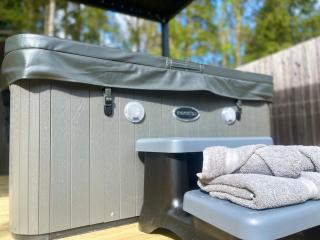 Luxury Retreat with Private Hot Tub - Cawston - 5