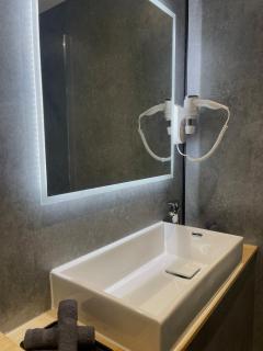 Luxury Retreat with Private Hot Tub - Cawston - 1
