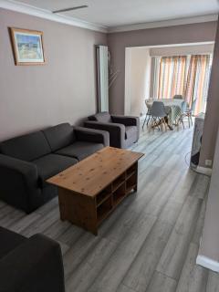 Spacious 5-Bed Home in Dartford - Dartford - 4
