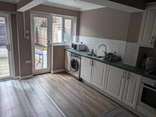 Spacious 5-Bed Home in Dartford - Dartford - 2