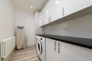 Stylish 3BR Cardiff Apt with Balcony and Parking! - Cardiff - 3