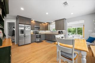 Unique Retreat with Private Patio, 4 King Beds and BBQ - Groton - 8
