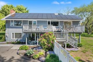Unique Retreat with Private Patio, 4 King Beds and BBQ - Groton - 2