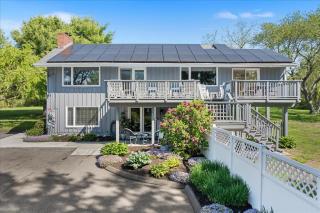 Unique Retreat with Private Patio, 4 King Beds and BBQ - Groton - 5