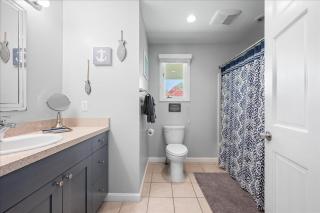 Unique Retreat with Private Patio, 4 King Beds and BBQ - Groton - 7