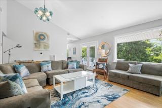 Unique Retreat with Private Patio, 4 King Beds and BBQ - Groton - 9