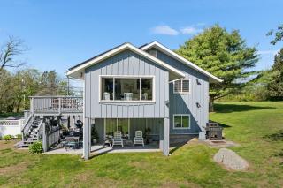 Unique Retreat with Private Patio, 4 King Beds and BBQ - Groton - 1