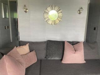 The Boatyard Glamping Lodges-Birchwood & Fairline Lodges - 8