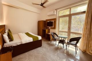 Hotel Yash Regency by JMD Group - 7