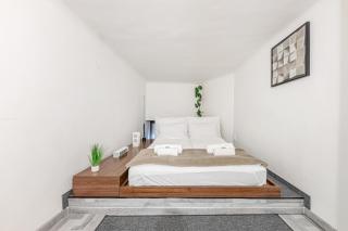 Westend Loft Chic 2BR w AC by Nyugati & M3 metro - 8