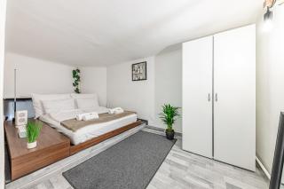 Westend Loft Chic 2BR w AC by Nyugati & M3 metro - 1