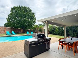 Luxury 6BR Retreat Pool Hot Tub Cinema & Game Room - Haltom City - 8