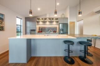 Wanaka easy-living with incredible lake views - 3