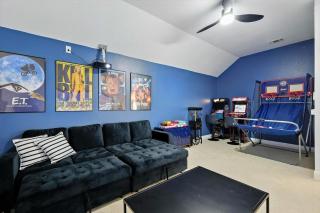 Luxury 6BR Retreat Pool Hot Tub Cinema & Game Room - Haltom City - 7