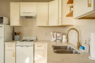 Charming 2BR Lakeside Guest House - Rowlett - 1