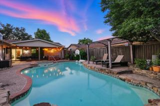 Amazing 4BR 2Bath Home w Hot Tub Pool & Game Room - Garland - 0