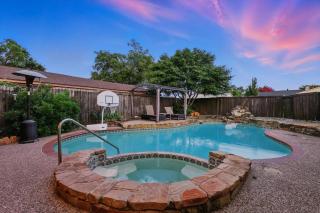 Amazing 4BR 2Bath Home w Hot Tub Pool & Game Room - Garland - 5