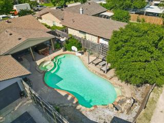 Amazing 4BR 2Bath Home w Hot Tub Pool & Game Room - Garland - 4