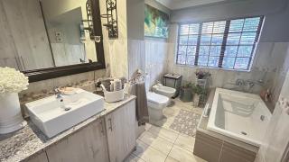 Artzy's Guest bedroom - Northwold - 6