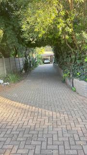 Artzy's Guest bedroom 1km to Olivedale Clinic - 1