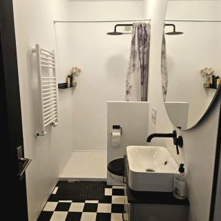 Centrally located 2 bedroom apartment and parking - Reykjavík - 2