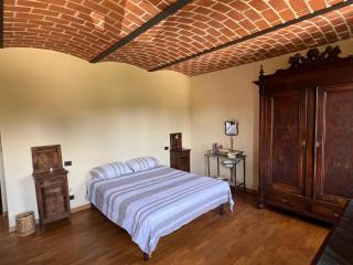 Charming Italian Home sleeps 6 Cantarana - - 7