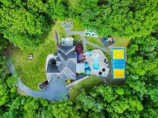 Sleeps 14 Pool Hot Tub Sauna Pickleball Arcade - Stroudsburg - 0