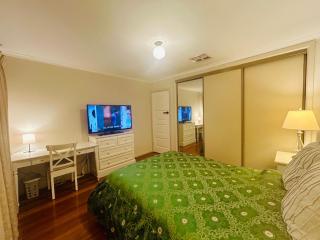 Home in Doncaster with Gardens, Near Shops & Transport - Doncaster - 3