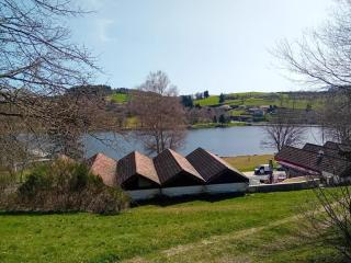 Joli Gîte Rouge Au Bord Du Lac - Saint-Rémy-sur-Durolle - 0