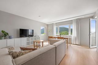Mountain View & Balcony - Newly Renovated Apartment - Bergen - 0