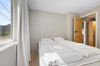Mountain View & Balcony - Newly Renovated Apartment - Bergen - 2