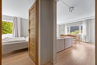 Mountain View & Balcony - Newly Renovated Apartment - Bergen - 3