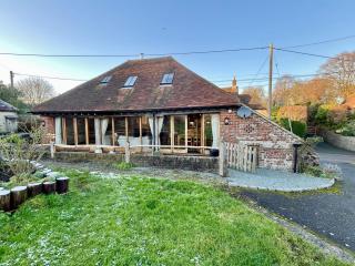 The Old Tractor Shed by inspirestays-com - Sutton - 0