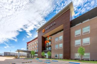 La Quinta Inn & Suites by Wyndham DeSoto - DeSoto - 0
