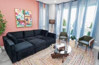 Cozy 3BR Retreat Sleeps 8 with Free Parking Near University of Illinois Chicago, Medical District & West Loop - Chicago - 0
