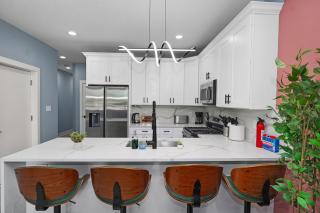 Cozy 3BR Retreat Sleeps 8 with Free Parking Near University of Illinois Chicago, Medical District & West Loop - 7