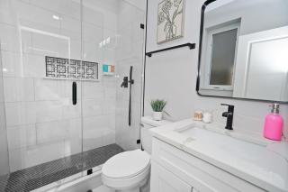 Cozy 3BR Retreat Sleeps 8 with Free Parking Near University of Illinois Chicago, Medical District & West Loop - Chicago - 3