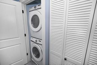 Cozy 3BR Retreat Sleeps 8 with Free Parking Near University of Illinois Chicago, Medical District & West Loop - 1