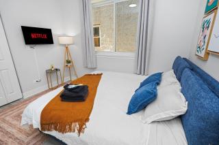 Cozy 3BR Retreat Sleeps 8 with Free Parking Near University of Illinois Chicago, Medical District & West Loop - Chicago - 5