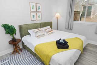 Cozy 3BR Retreat Sleeps 8 with Free Parking Near University of Illinois Chicago, Medical District & West Loop - Chicago - 9