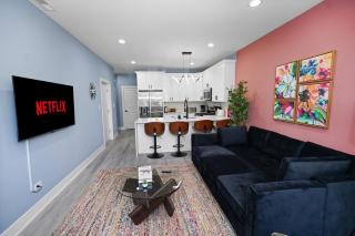 Cozy 3BR Retreat Sleeps 8 with Free Parking Near University of Illinois Chicago, Medical District & West Loop - 2