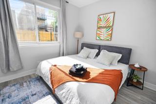 Cozy 3BR Retreat Sleeps 8 with Free Parking Near University of Illinois Chicago, Medical District & West Loop - 6