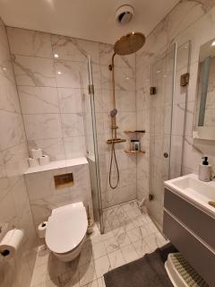 Spacious home in idyllic neighbourhood, 15min to City - Sollentuna - 3