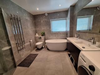 Spacious home in idyllic neighbourhood, 15min to City - Sollentuna - 1