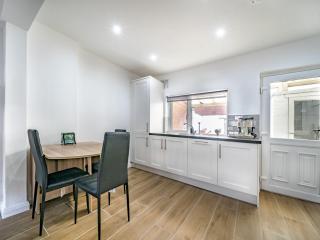 Pass the Keys Bright & Airy 2 BR Home Lots - Belfast - 3