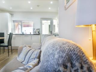 Pass the Keys Bright & Airy 2 BR Home Lots - Belfast - 2